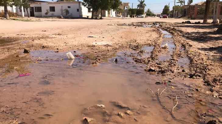 Fuga de agua hace pasar por un martirio a vecinos de la colonia Juárez en Navojoa
