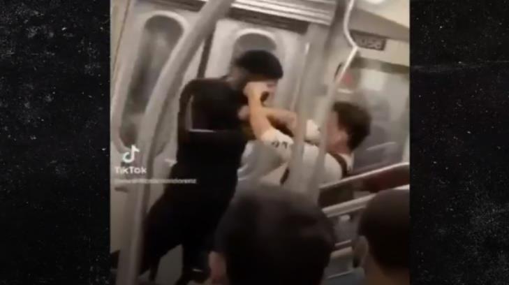 VIDEO - Sujeto golpea brutalmente a hombre asiático y lo asfixia en vagón del metro