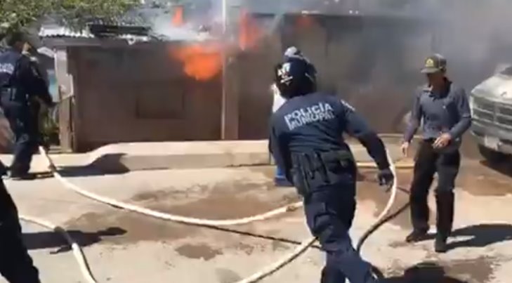 VIDEO | Fuerte incendio en Nogales consume dos casas en su totalidad