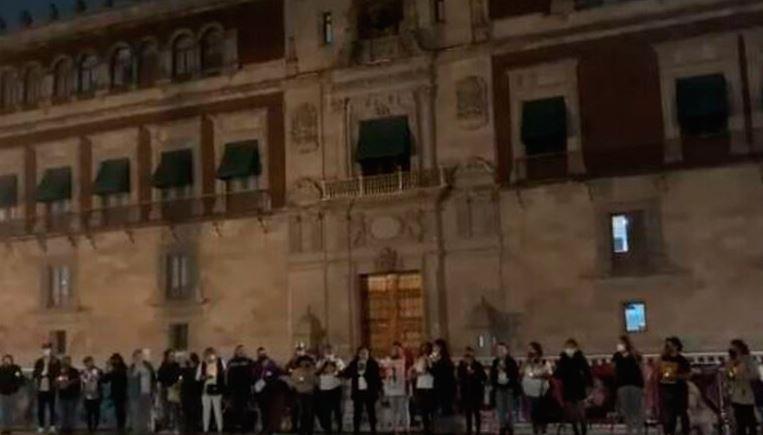 Madres de víctimas de feminicidio protestan frente a Palacio Nacional
