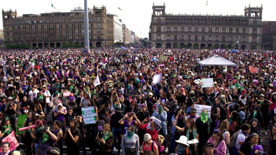 Bienvenidas al Zócalo: AMLO a mujeres por 8M
