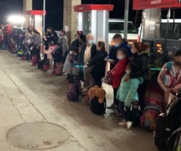 Familias completas y menores solos: más de 200 migrantes detenidos ayer en la frontera