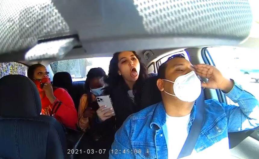 VIDEO - Conductor de Uber pide a mujer usar cubrebocas; ella le tose y lo agrede