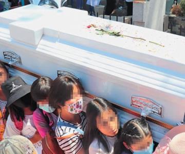 Entre lágrimas, niñas cargan el ataúd de Wendy, víctima de feminicidio
