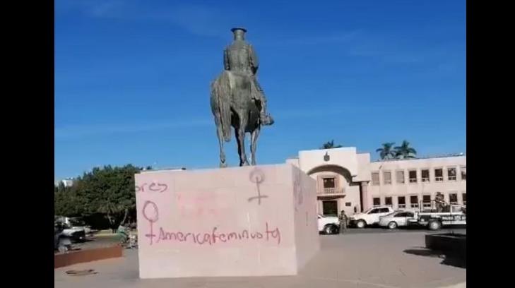 Vandalizan monumento durante protesta feminista en Ciudad Obregón