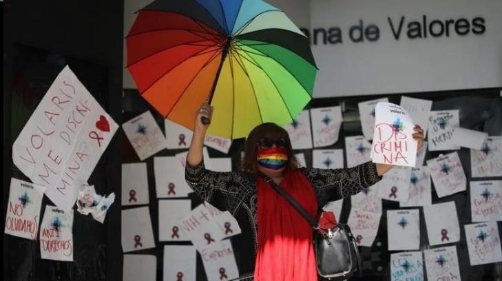 Protestan contra Volaris por discriminar a joven con VIH