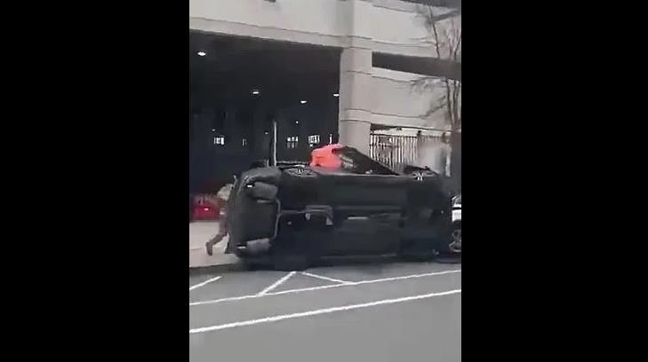 VIDEO - Adolescentes estrellan carro de conductor de Uber con él a bordo; lo matan