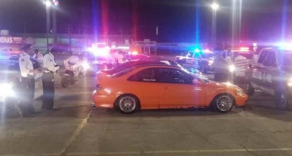 Policías detienen hondeada en estacionamiento de centro comercial