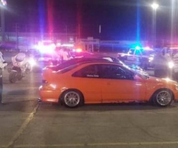 Policías detienen hondeada en estacionamiento de centro comercial