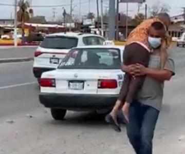 Hombre lleva cargando a su mamá a vacunarse a falta de dinero para camión o taxi