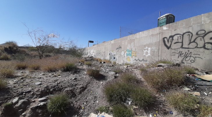 Reportan terreno baldío invadido de basura e indigentes