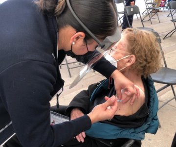 Adultos mayores de comunidades de Navojoa reciben con entusiasmo la vacuna antiCovid