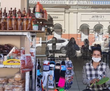 Violeta vende productos regionales en el Centro para pagar la colegiatura de su hija