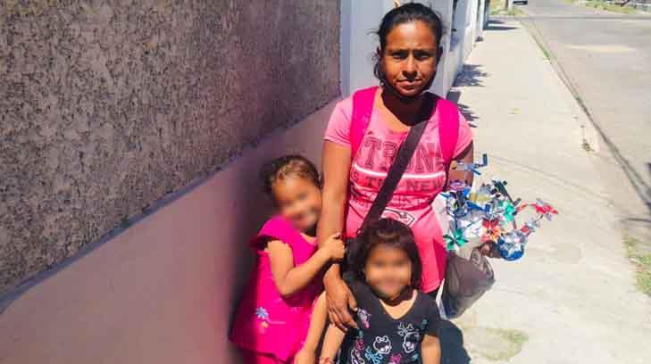 Virginia vende figuras en el centro de Hermosillo con la esperanza de darle una mejor vida a sus hijas