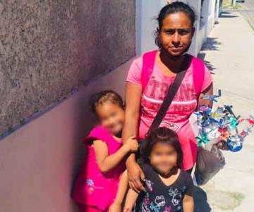 Virginia vende figuras en el centro de Hermosillo con la esperanza de darle una mejor vida a sus hijas