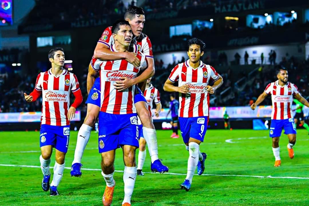 Molina anota su tercer gol en el partido con Chivas