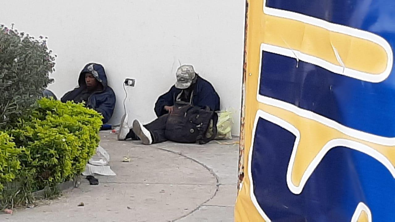 A falta de un lugar donde quedarse, migrantes cargan sus teléfonos en la calle