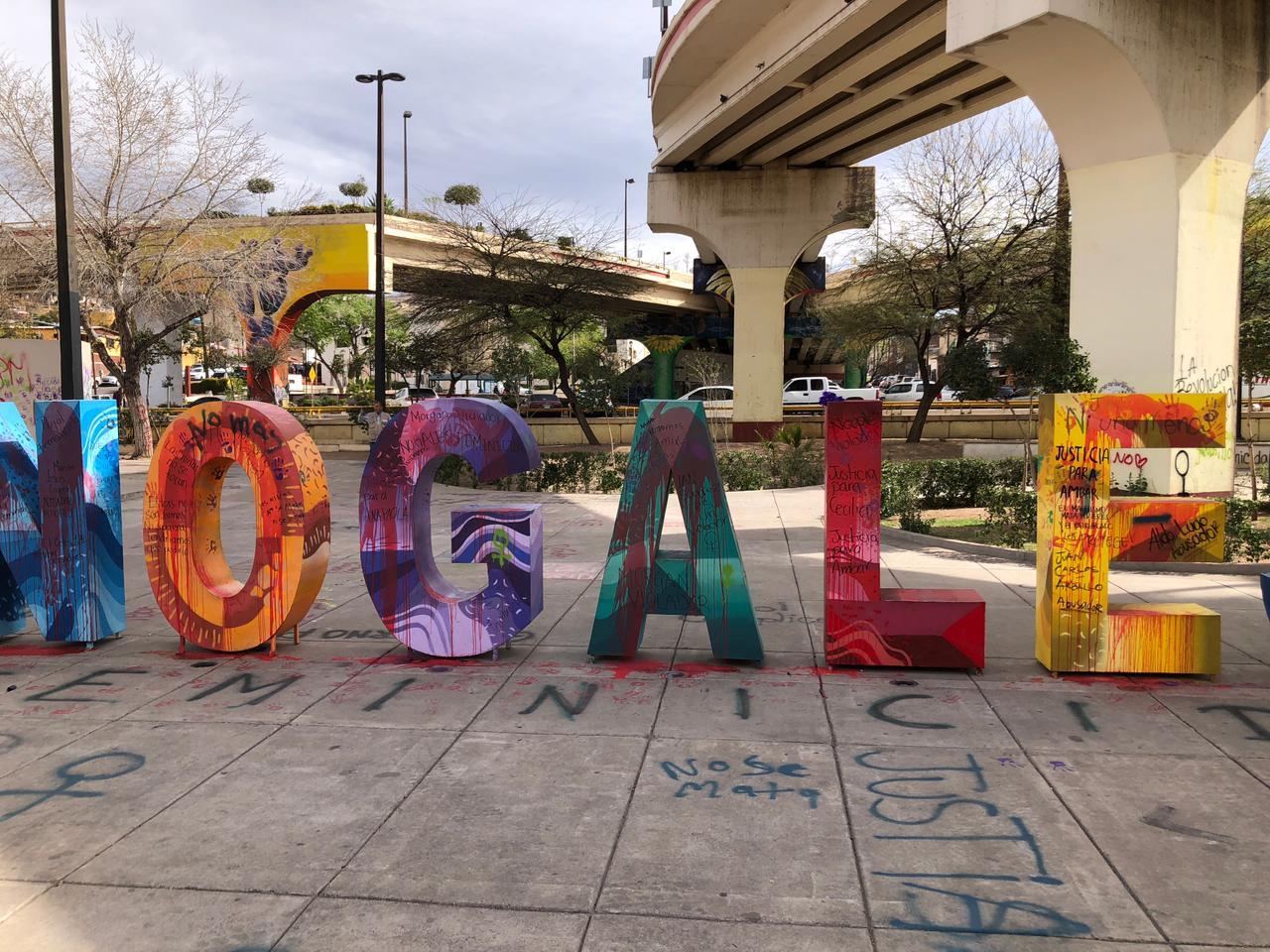 Con pintas en monumentos, culmina marcha del 8M en Nogales