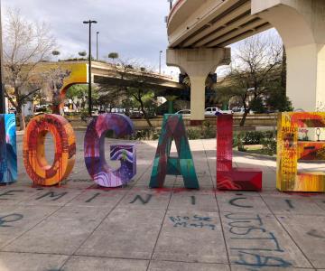 Con pintas en monumentos, culmina marcha del 8M en Nogales