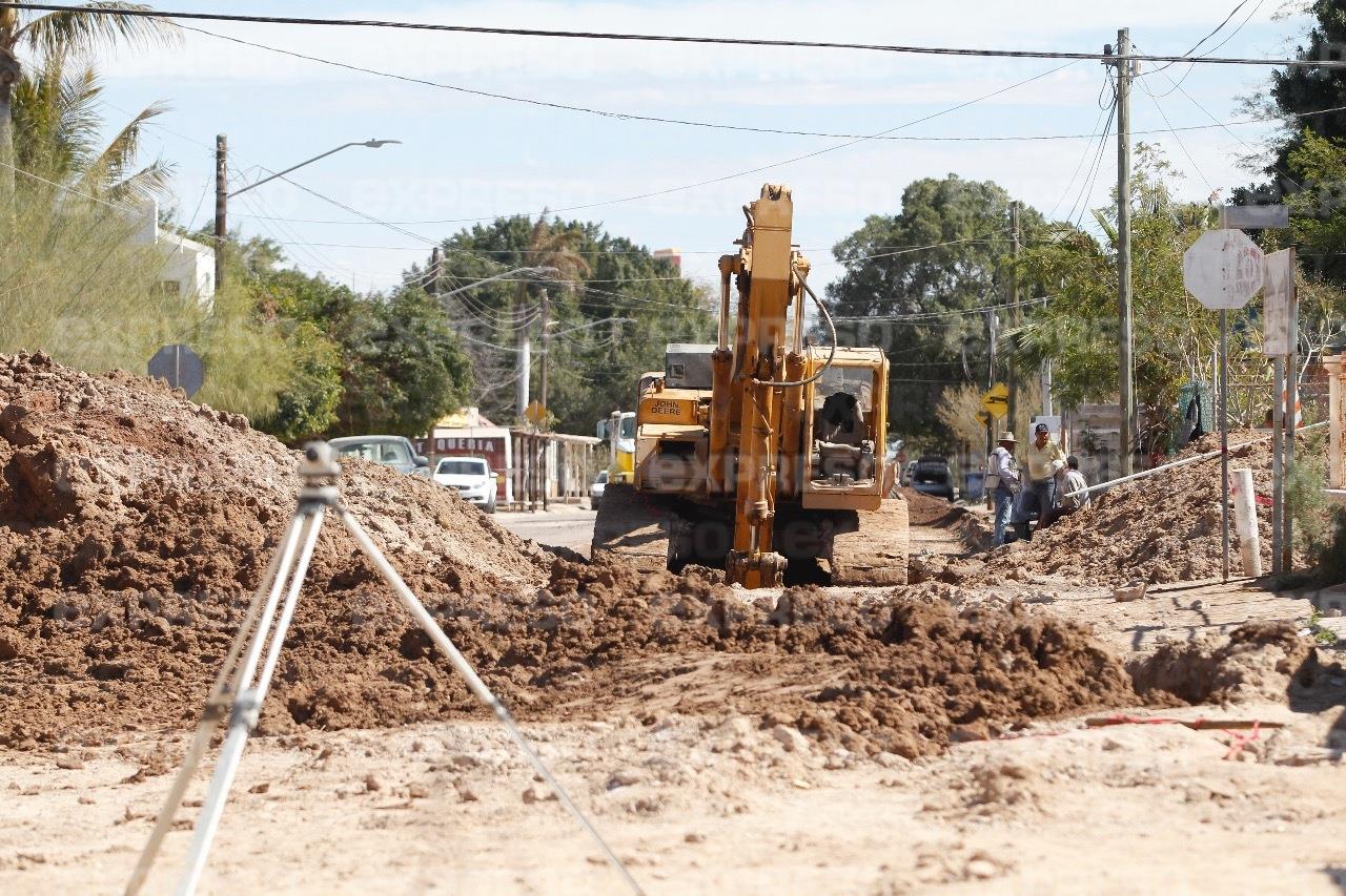 Reportan derrumbe en obras de drenaje en Kino: hay un trabajador sepultado