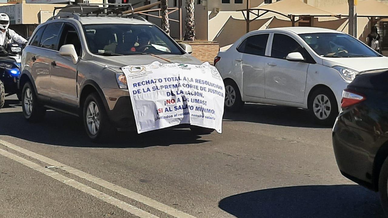 Se manifiestan desde sus carros en contra de las UMAS