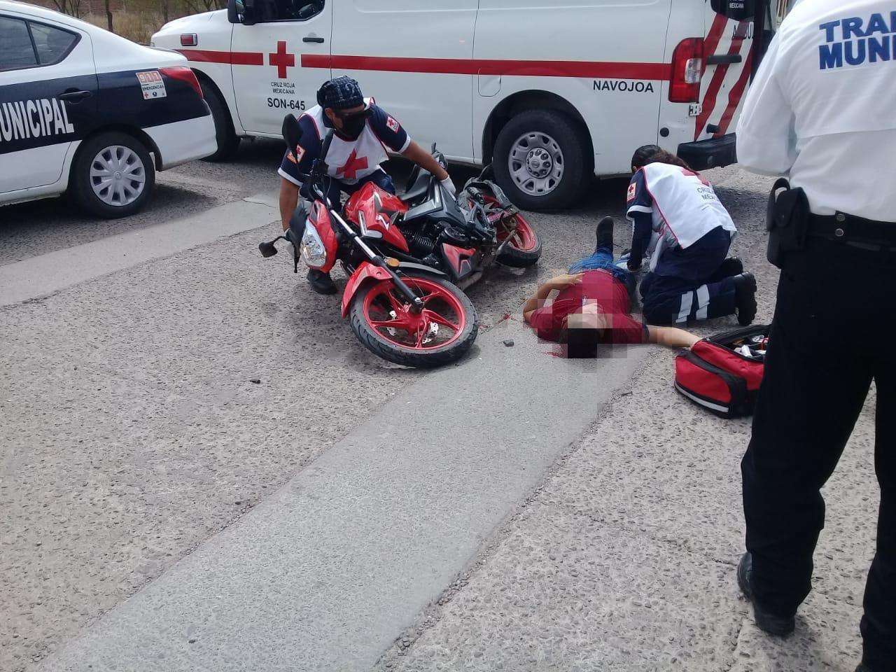 Motociclista navojoense se impacta contra un carro y se fractura la cadera