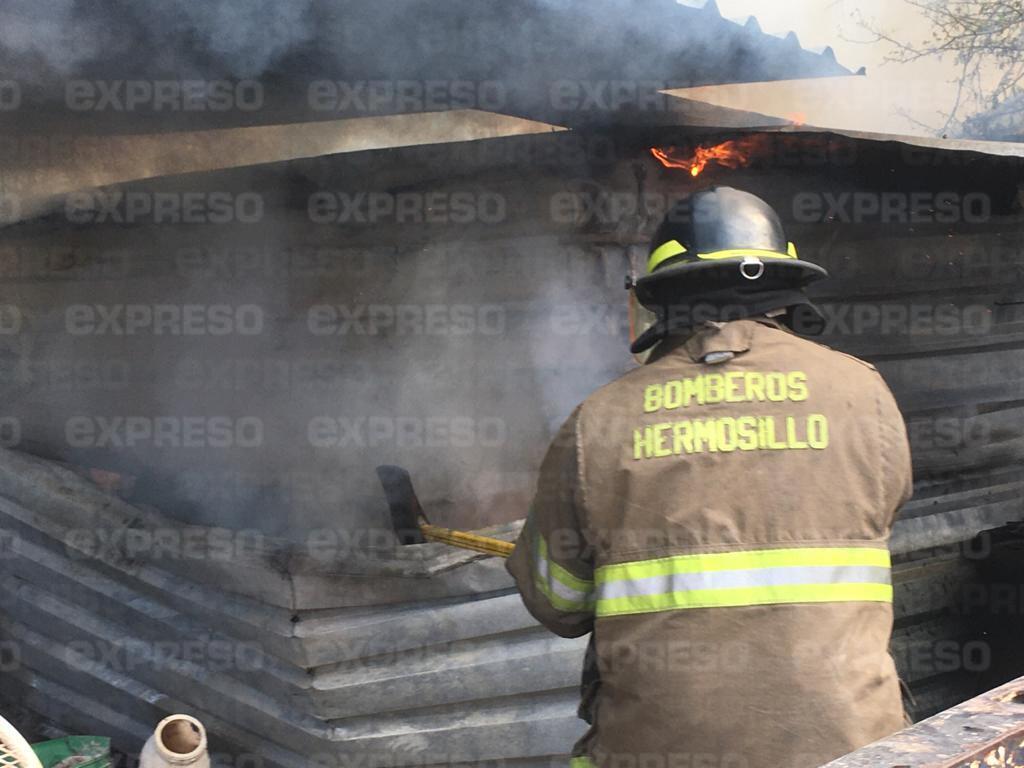 VIDEO - Bomberos y vecinos intentan sofocar incendio en la Akiwiki