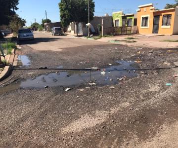 Hasta el taquero salió afectado con esta fuga de aguas negras en Ciudad Obregón