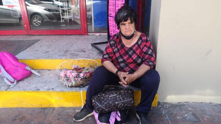 Angelina lucha desde hace 8 años para salir adelante con la venta de dulces en el centro de Hermosillo