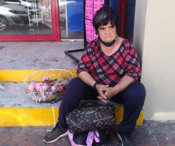 Angelina lucha desde hace 8 años para salir adelante con la venta de dulces en el centro de Hermosillo