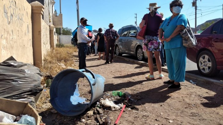 Adultos mayores de Guaymas hacen fila para su segunda dosis entre la basura