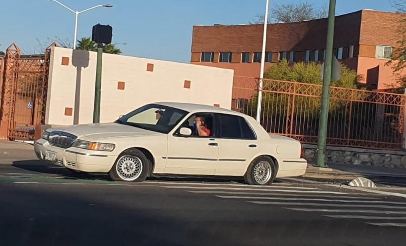 ¡Por no respetar! Exhiben a conductor ponchado en la Rosales por invadir ciclovía