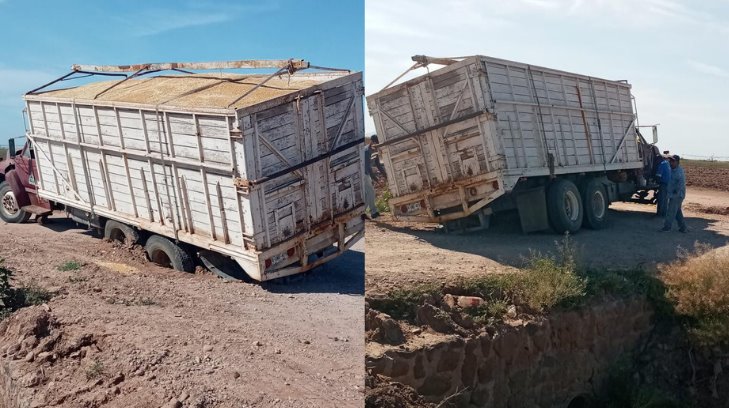 ¡Casi se voltea! Camión cae en una fuga en un pueblo de Navojoa