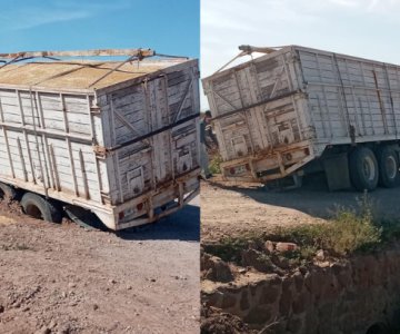 ¡Casi se voltea! Camión cae en una fuga en un pueblo de Navojoa
