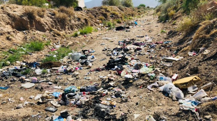 Vecinos del Fraccionamiento Puerta del Rey reportan canal lleno de basura