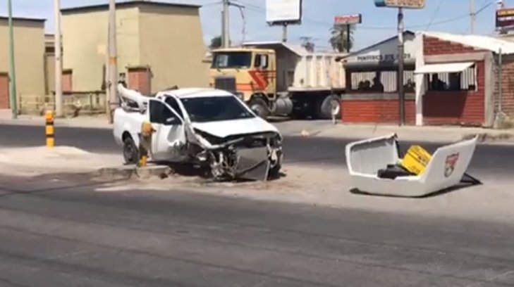 VIDEO | Joven conductor se estrella contra luneta de protección