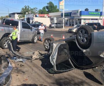VIDEO | Autos quedan hechos pedazos tras encontronazo en la colonia Olivares
