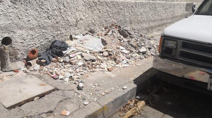 Acumulamiento de escombro se convierte en una pesadilla para la calle Sonora en el centro de Hermosillo