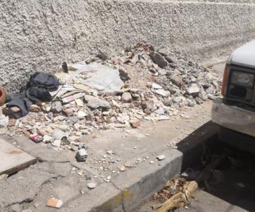 Acumulamiento de escombro se convierte en una pesadilla para la calle Sonora en el centro de Hermosillo