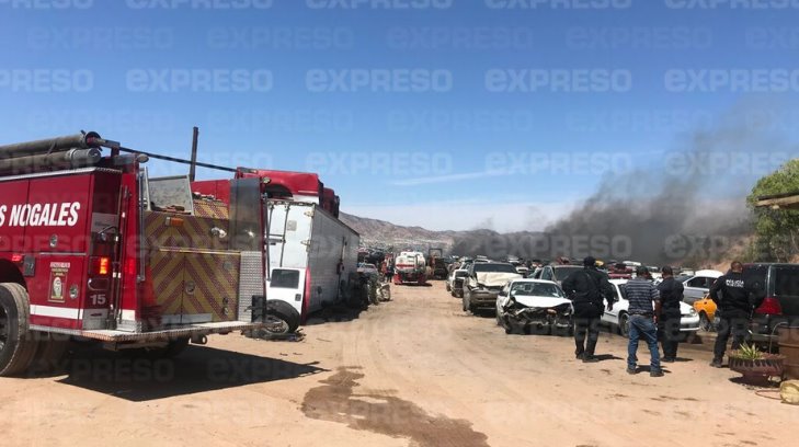 Gran incendio de carros chatarra causa movilización en Nogales