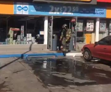 VIDEO - Hombre provoca incendio en tienda de conveniencia al norte de Hermosillo