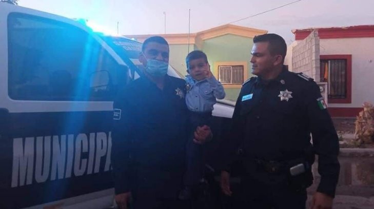 Policías de Obregón sorprenden a Omarcito en su fiesta de cumpleaños