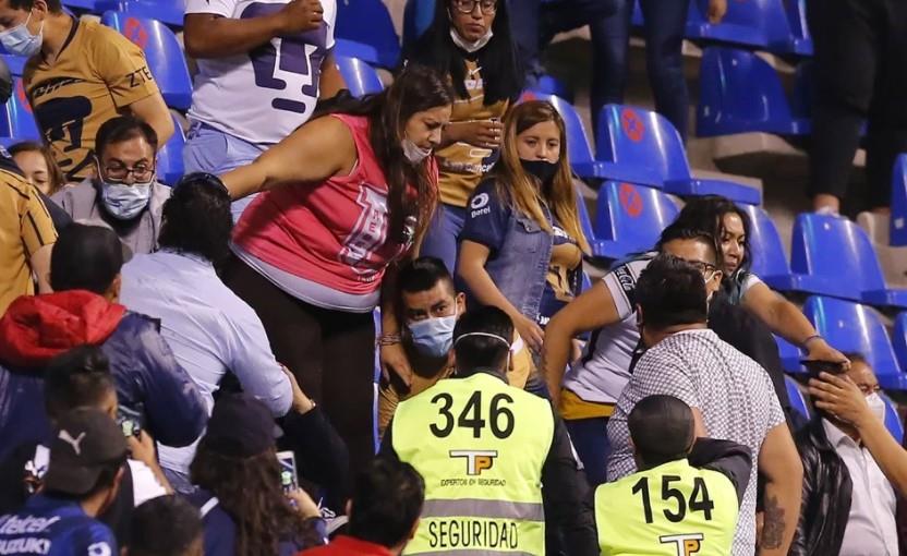 Identifican a seguidor de Pumas que agredió a mujer