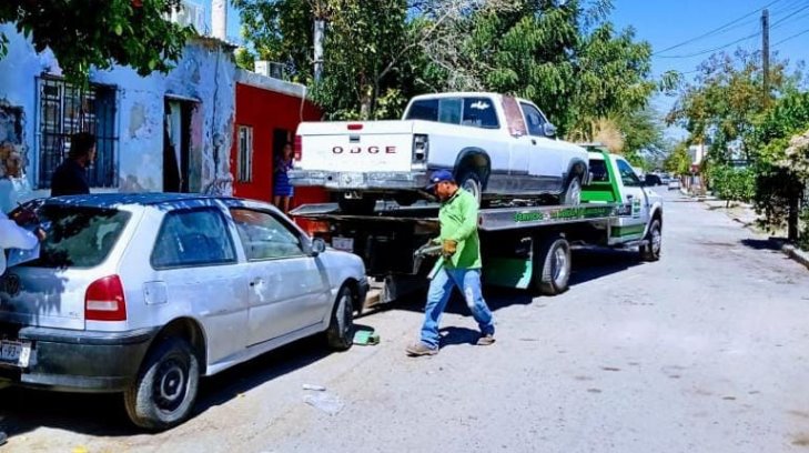 Siguen remolcando carros chatarra en las calles de Hermosillo