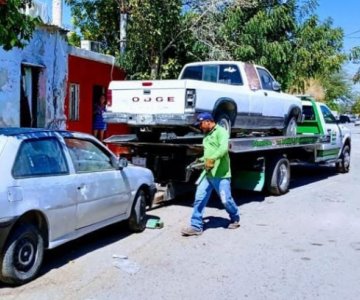 Siguen remolcando carros chatarra en las calles de Hermosillo
