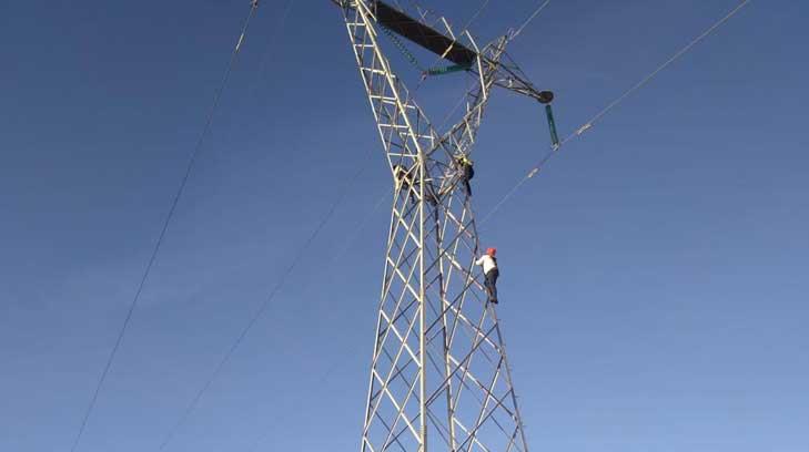 Tras momentos de angustia, rescatan a hombre que escaló torre de alta tensión