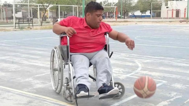 Samuel quiere ser un jugador de basquetbol en silla de ruedas profesional