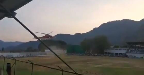 VIDEO - Helicóptero con bebé enfermo aterriza en cancha y lo agreden por interrumpir el partido