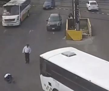 VIDEO FUERTE - Policía es atropellado por camión mientras dirigía el tránsito