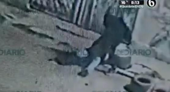 VIDEO FUERTE - Ladrón se molesta con víctima y lo mata aplastando su cabeza con concreto